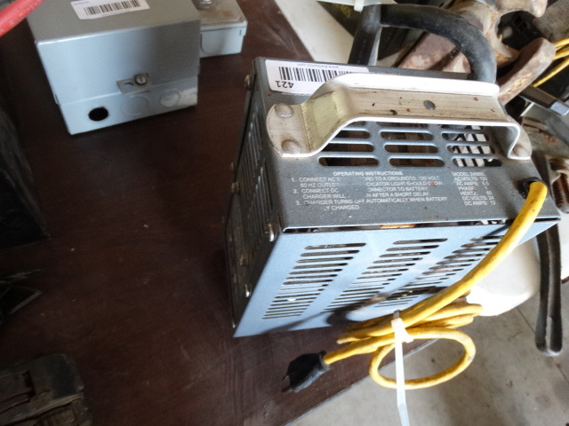 lot 421 image: Fork lift battery charger. 12v.