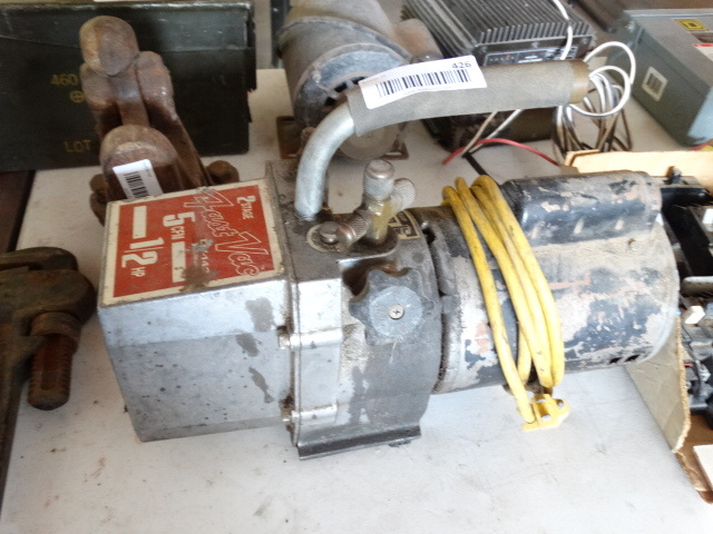 lot 426 image: Vacuum pump.
