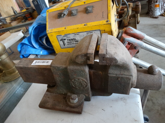 lot 434 image: 4 metal vice.