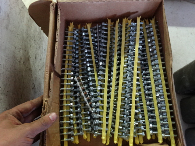 lot 443 image: Metal screws.