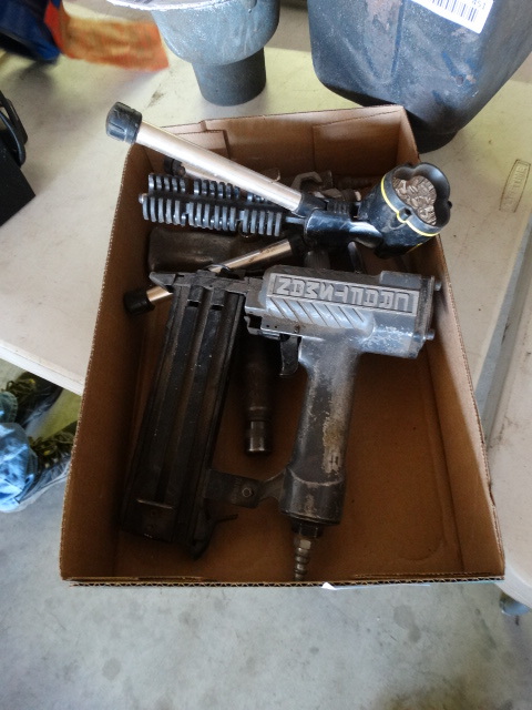 lot 452 image: Lot of air tools.