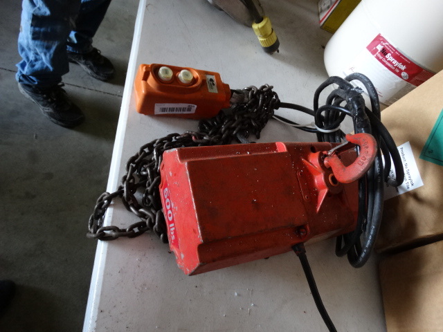 lot 459 image: Dayton 500lbs electric chain hoist. works.