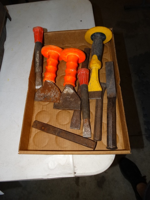 lot 461 image: Lot of various sized chisels.