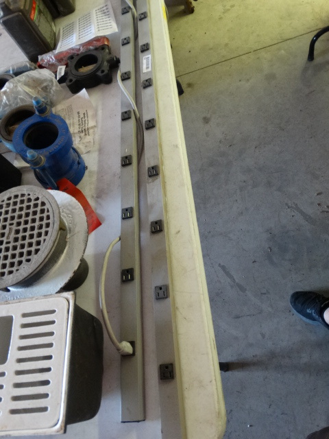 lot 462 image: 2 6ft power strips