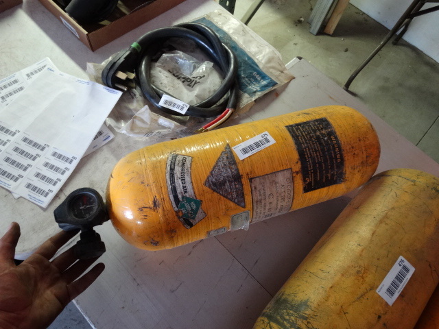 lot 475 image: COmpressed air tank.