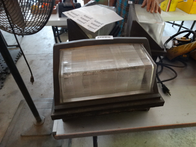 lot 481 image: Exterior light fixture.