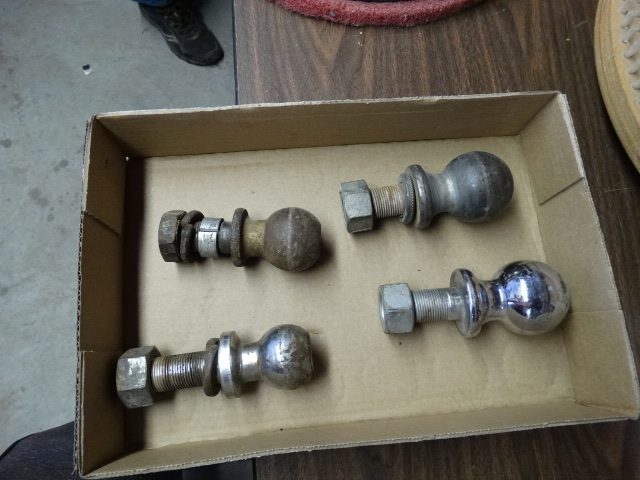 lot 485 image: Trailer hitch balls.