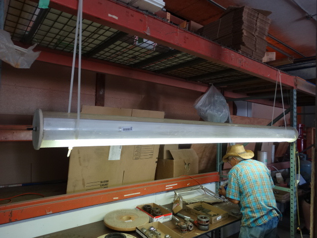 lot 493 image: 8ft fluorescent light fixture enclosed.