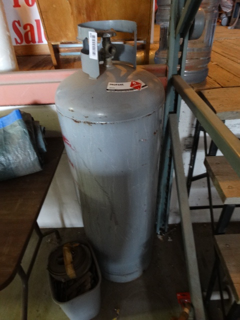 lot 499 image: Large propane 100 lb bottle