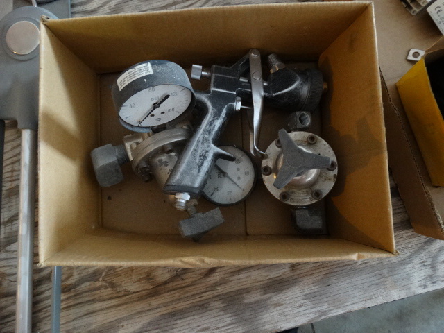 lot 507 image: Lot of 2 pressure gauges w paint gun