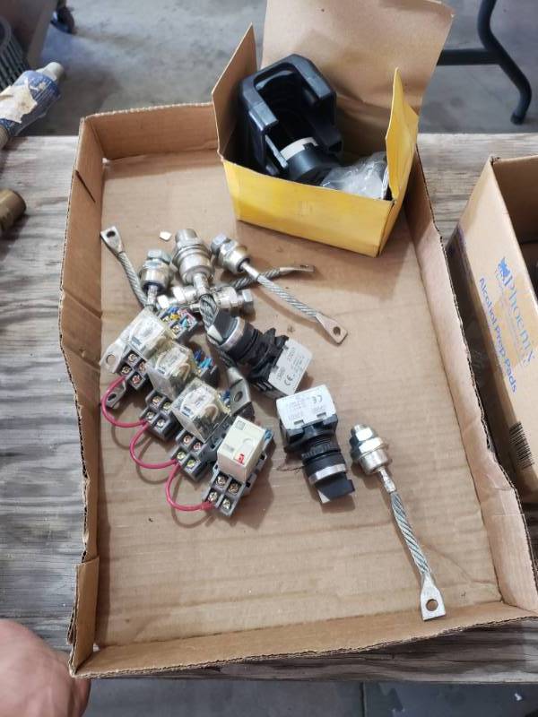 lot 508 image: Lot of fuses and switches
