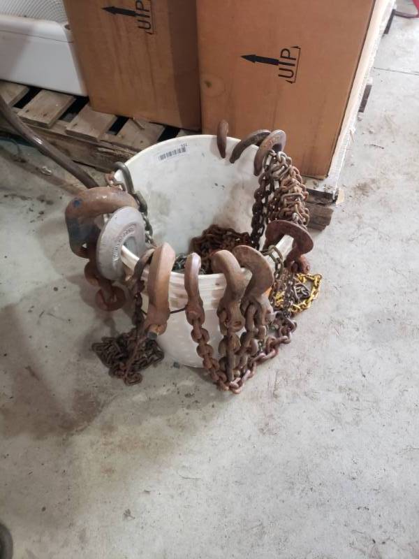 lot 531 image: Bucket of chains and hooks