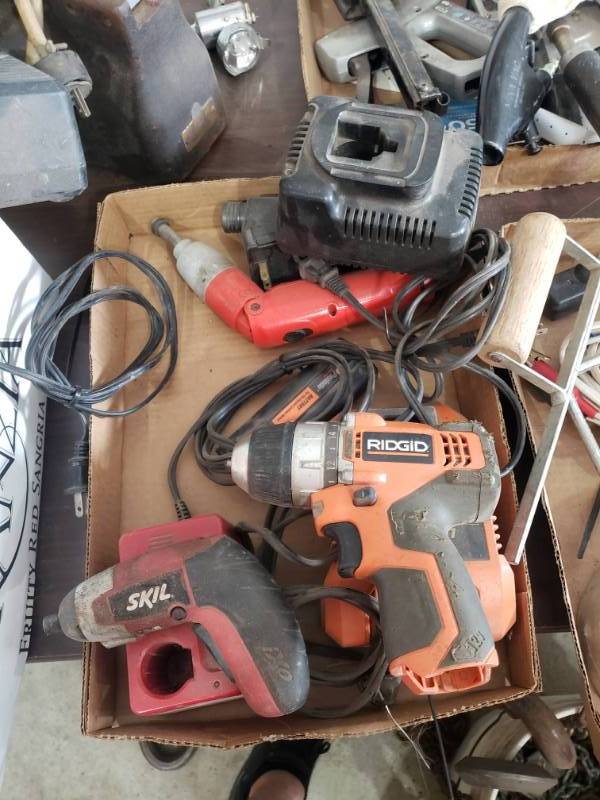 lot 533 image: Box of cordless drills and chargers