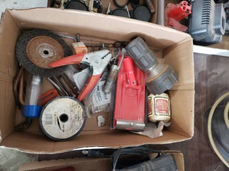 lot 538 image: Lot of toolbox, wire wheel, allen wrenches and tools