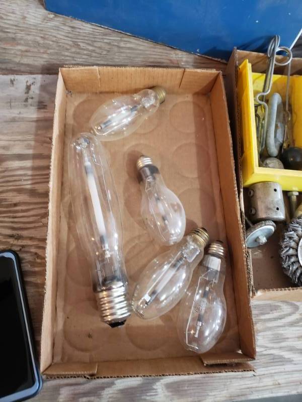 lot 7143 image: Lot of Lightbulbs