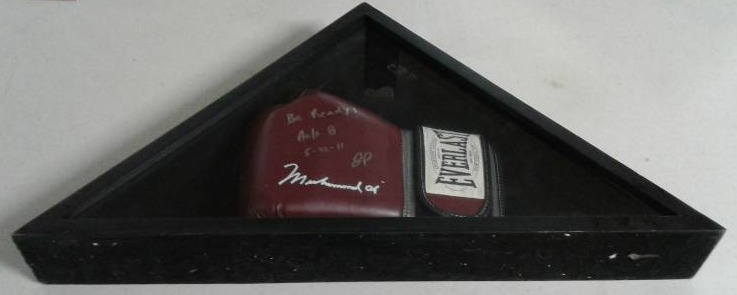 lot 1116 image: Everlast Boxing Glove in Display Case with Facsimile Muhammed Ali Signature - Great Display Piece in Shadow Box