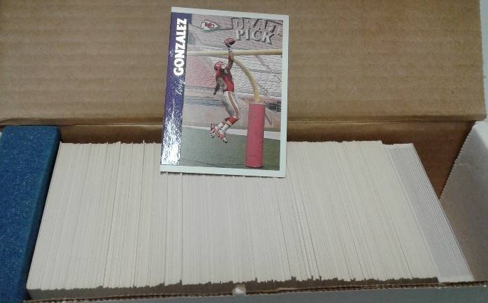 lot 1131 image: 1997 Topps Football Trading Card Complete Set -  415 Football Cards - Including  Rookies of Tony Gonzalez & Warrick Dunn
