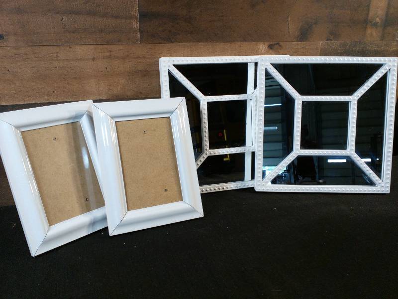 lot 14 image: Plastic Photo Frames & Mirrors