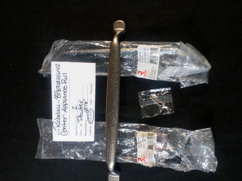 lot 86 image: Richelieu BP8710256142 Center Appliance Pull