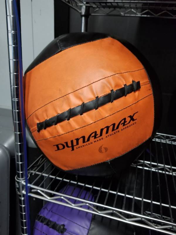 lot 1763 image: Dynamax 6 LB Medicine Ball