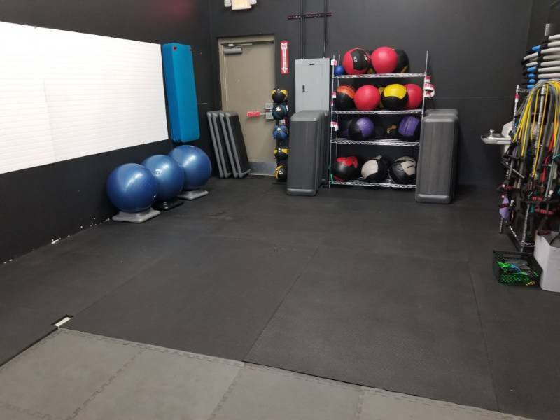 lot 1789 image: 14 Rubber Mats 4ft x 6 ft