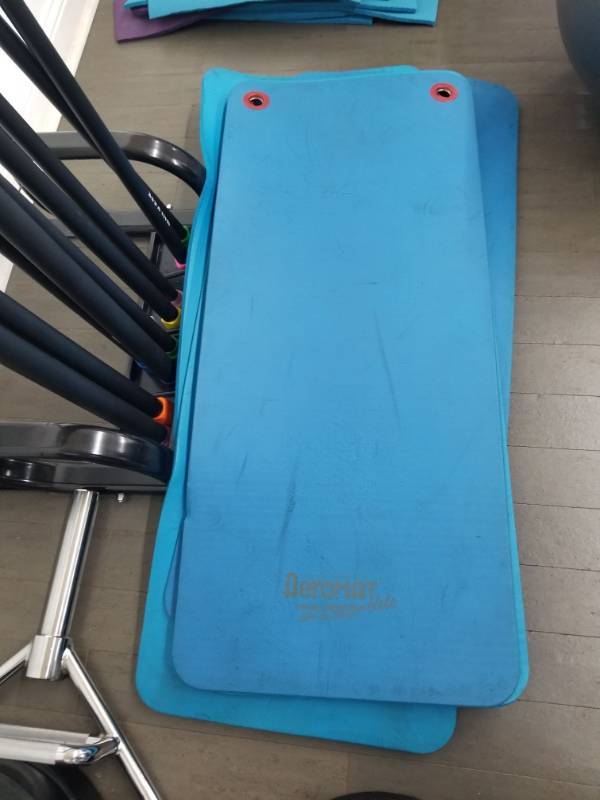 lot 1826 image: 7 Aeromat Mats With Holder