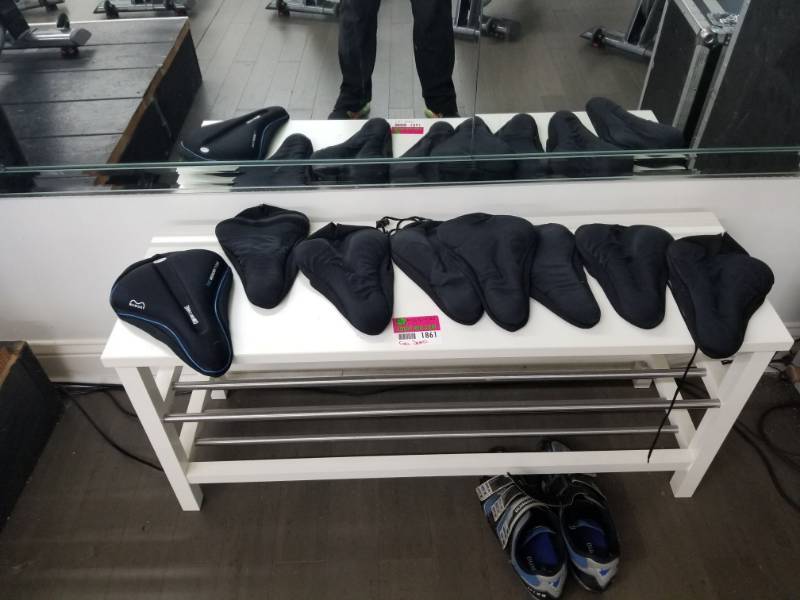 lot 1861 image: 8 Gel Bike Seat Covers