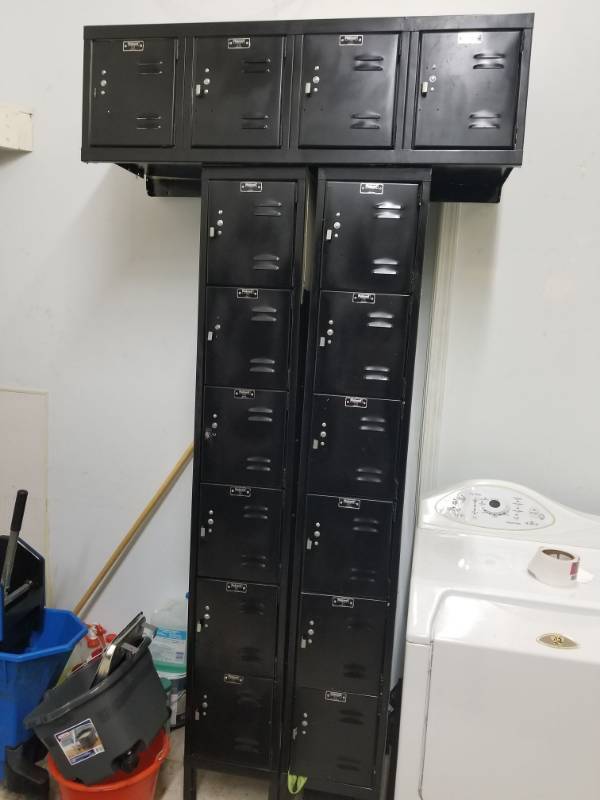 lot 1872 image: 16 Small Lockers
