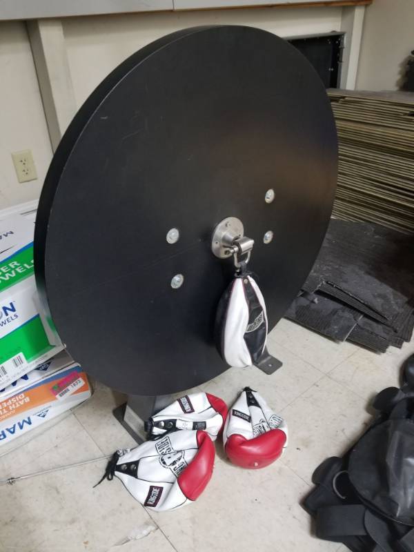 lot 1884 image: Ringside Punching Bag With Equipment and 3 Extra Bags