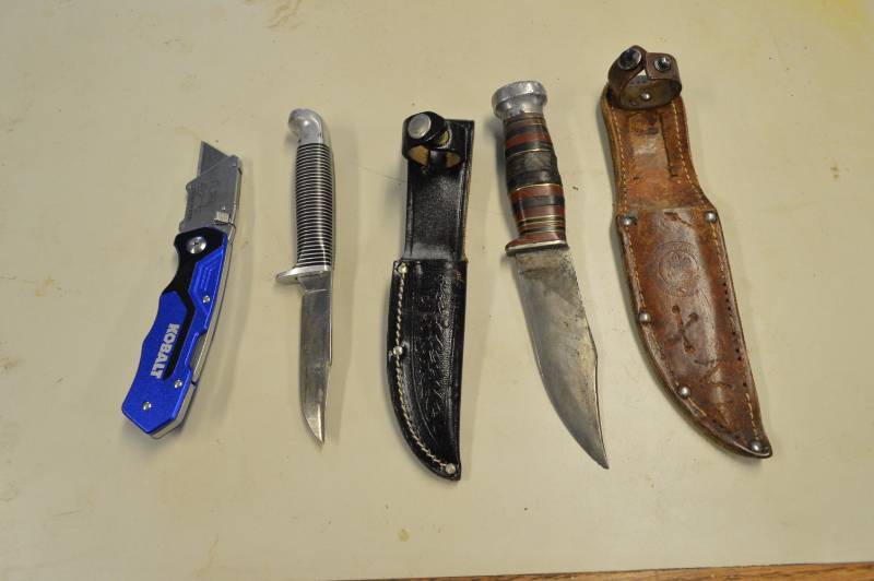 lot 6876 image: 3 Knives