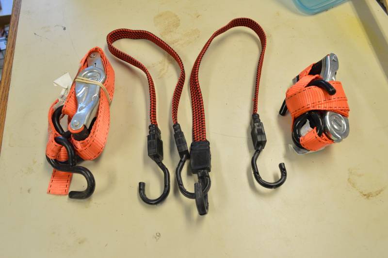 lot 6878 image: 2 Straps & 2 Bungees