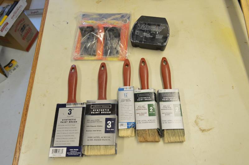 lot 6879 image: Assorted Paint Brushes & Mouse Traps