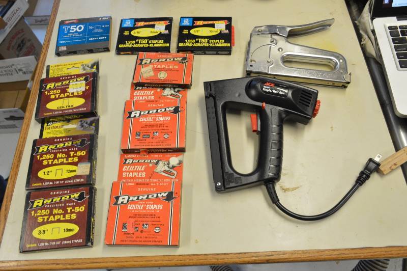 lot 6885 image: 2 Staplers and Staples