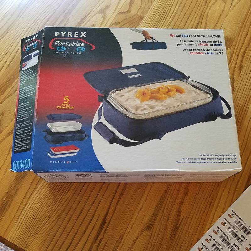 lot 6908 image: Pyrex 4-piece Portable Set With Carrier, Glass - Missing Cold Pack