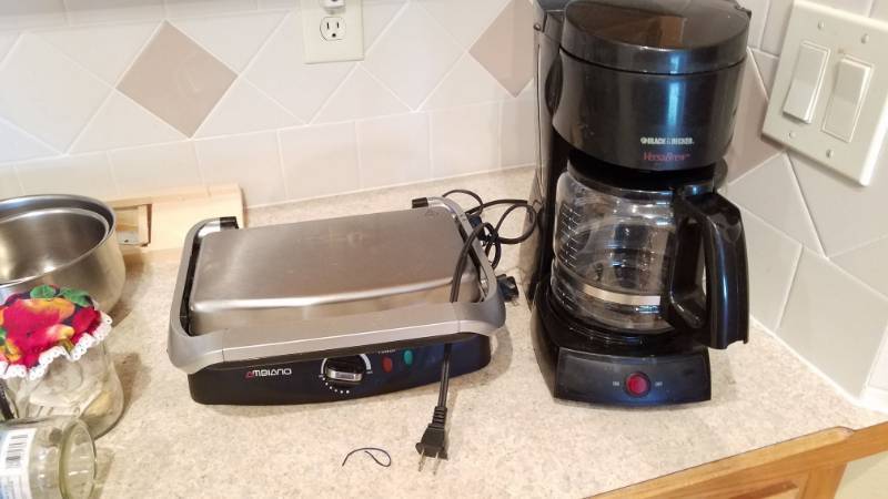 lot 6915 image: Panini Press and Black & Decker Coffee Maker - Versabrew