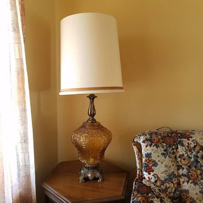 lot 6921 image: Lamp