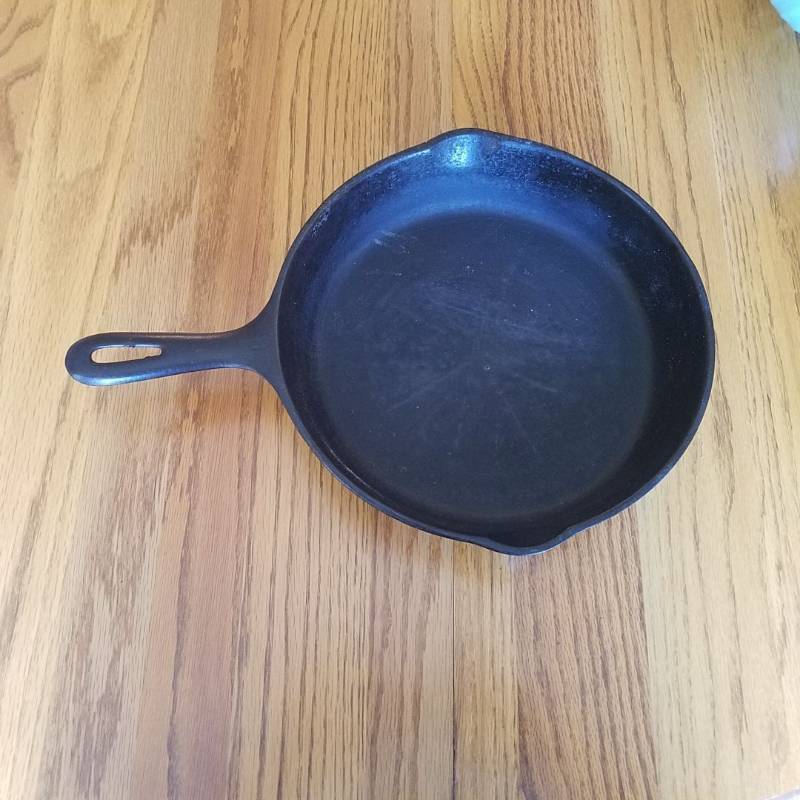 lot 6933 image: Cast Iron Skillet