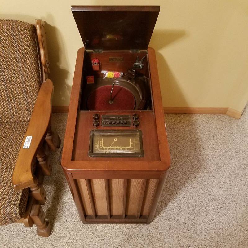 lot 6968 image: Magnavox Chairside Radio  Record Player