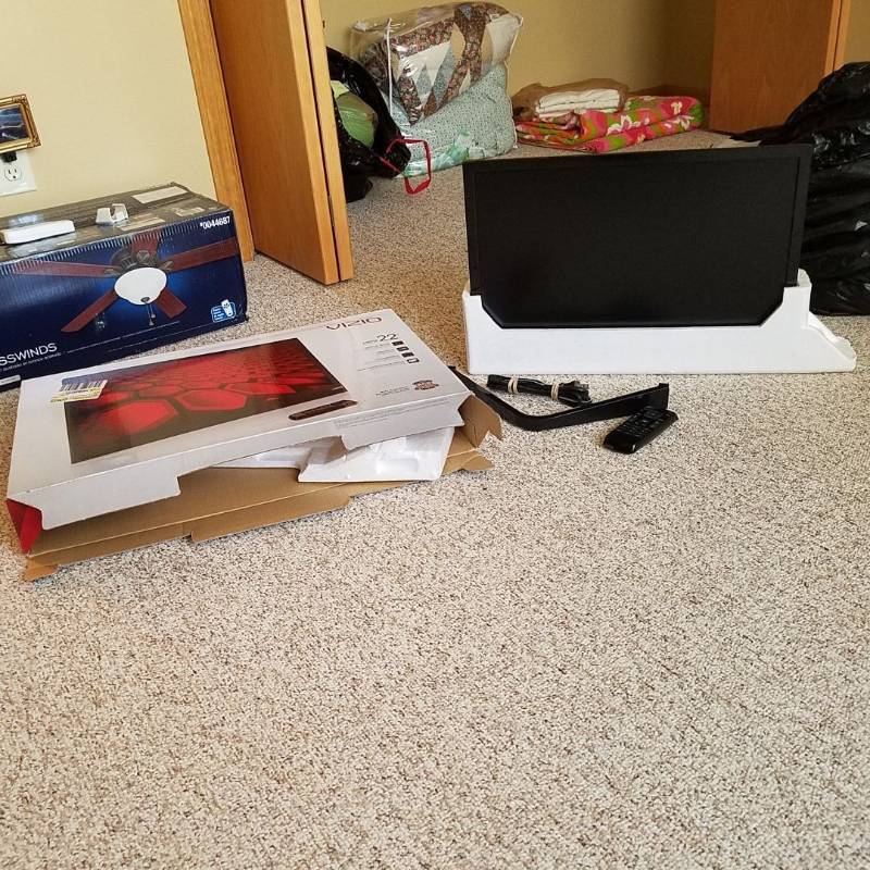 lot 6984 image: Vizio 22 inch flat screen TV - LED