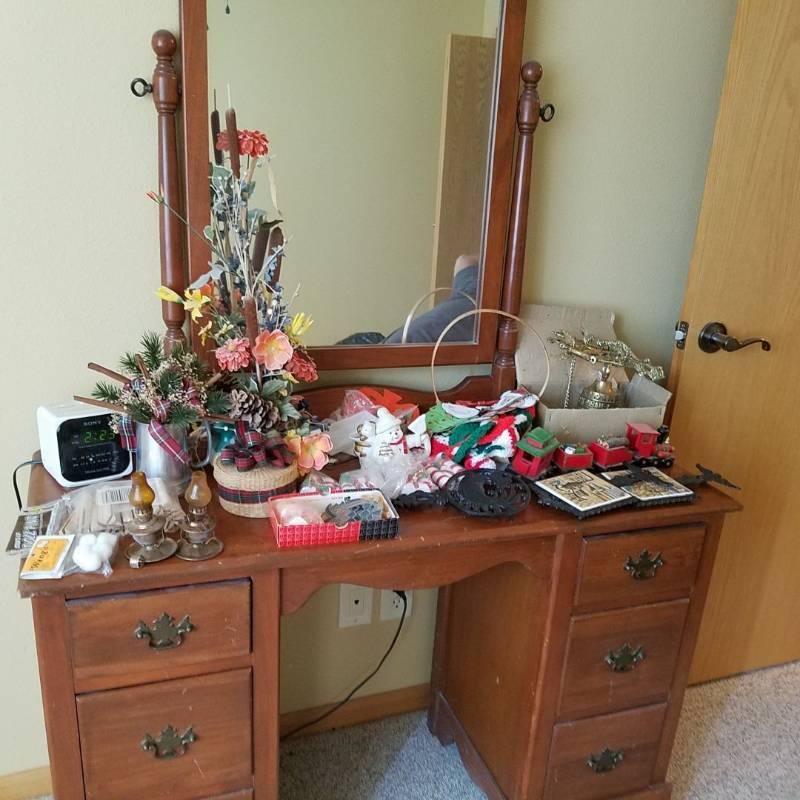 lot 6986 image: contents on top of dresser