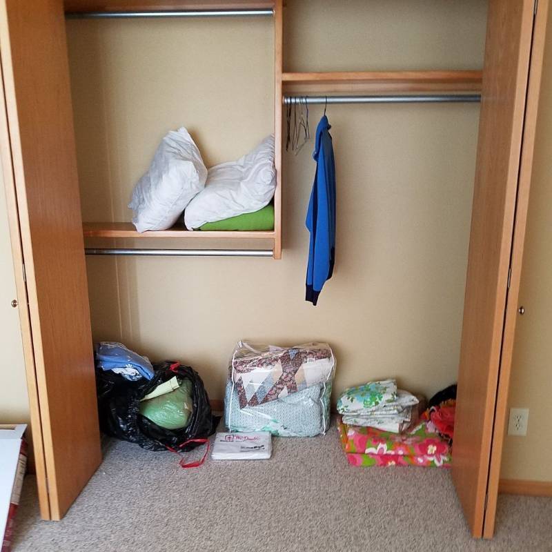 lot 6989 image: all contents in closet