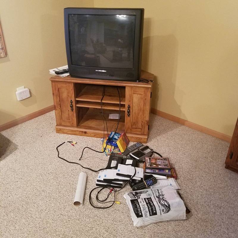 lot 7020 image: TV stand and contents