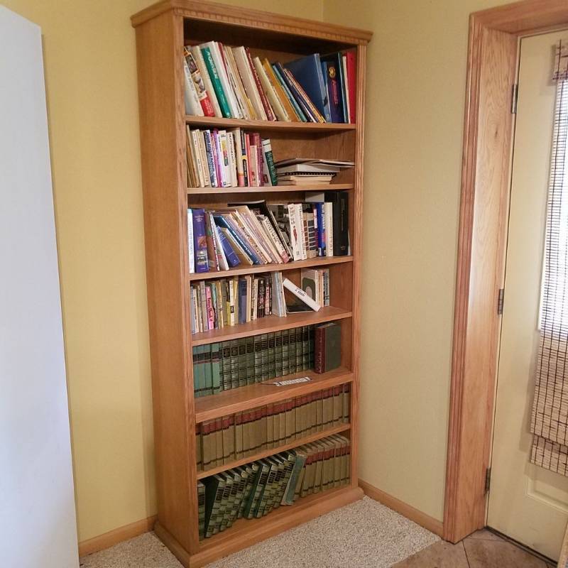 lot 7023 image: bookshelf - Oak