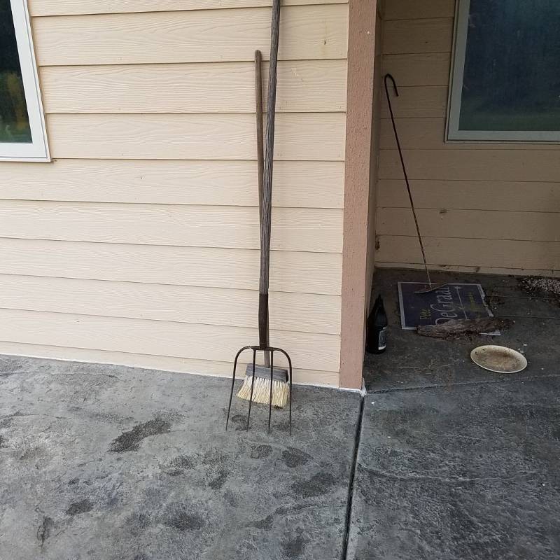 lot 7031 image: Pitchfork, two wind chimes, birdhouse