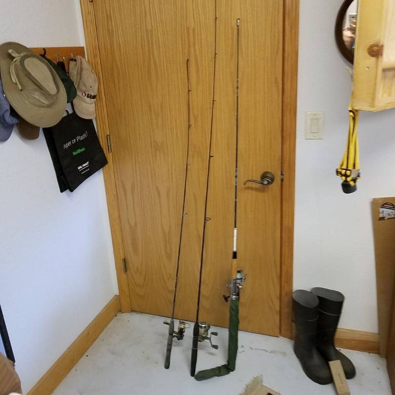 lot 7092 image: 3 fishing rods and reels