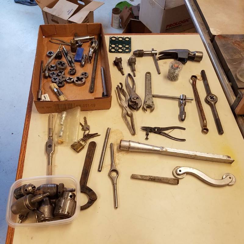 lot 7098 image: bolt die and other assorted tools