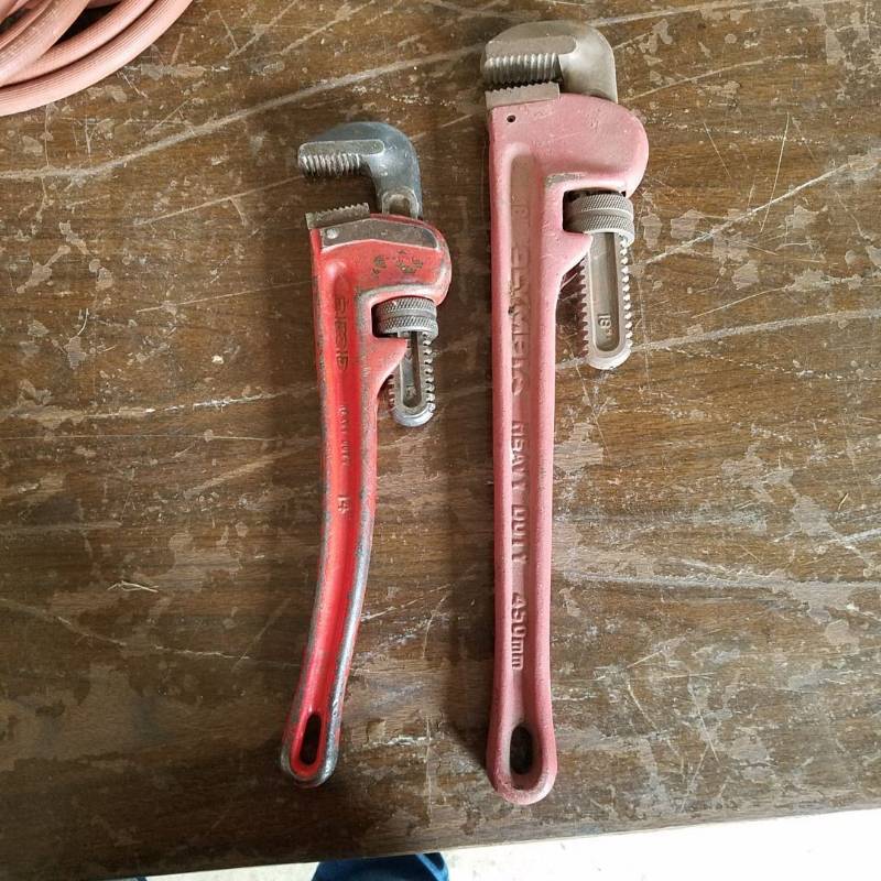 lot 7112 image: 18 in Olympia heavy duty pipe wrench and Ridgid 14 inch heavy duty pipe wrench