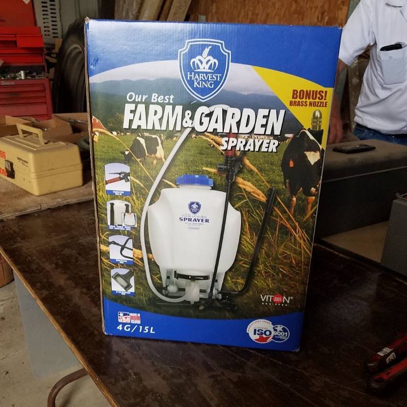 lot 7117 image: Harvest King our best farm and garden sprayer - 4 gallon