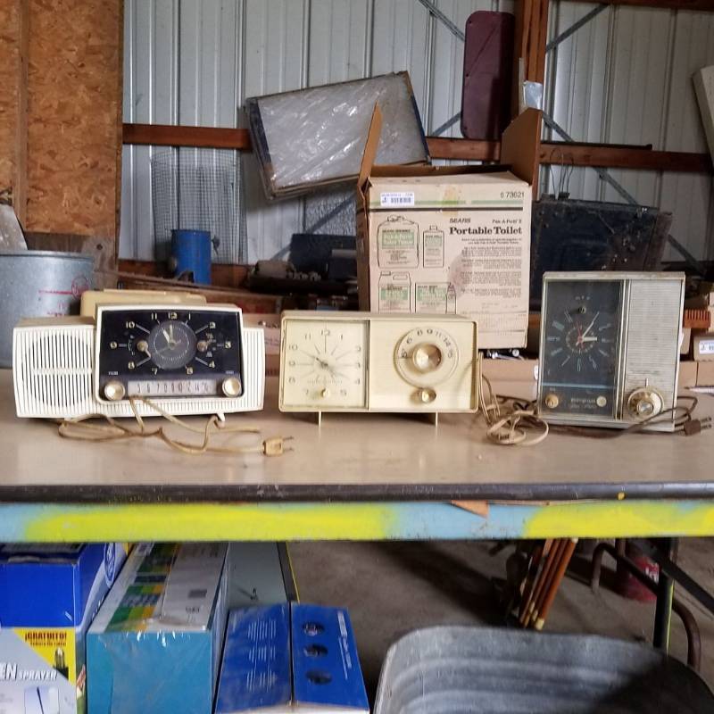 lot 7144 image: 3 old radios