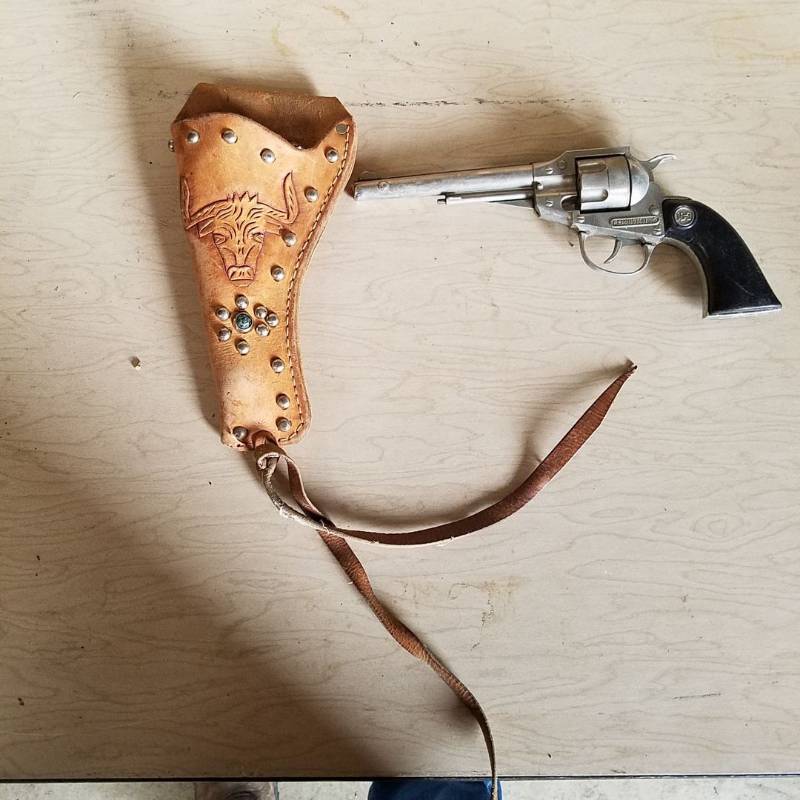 lot 7152 image: Hubley cap gun and a holster